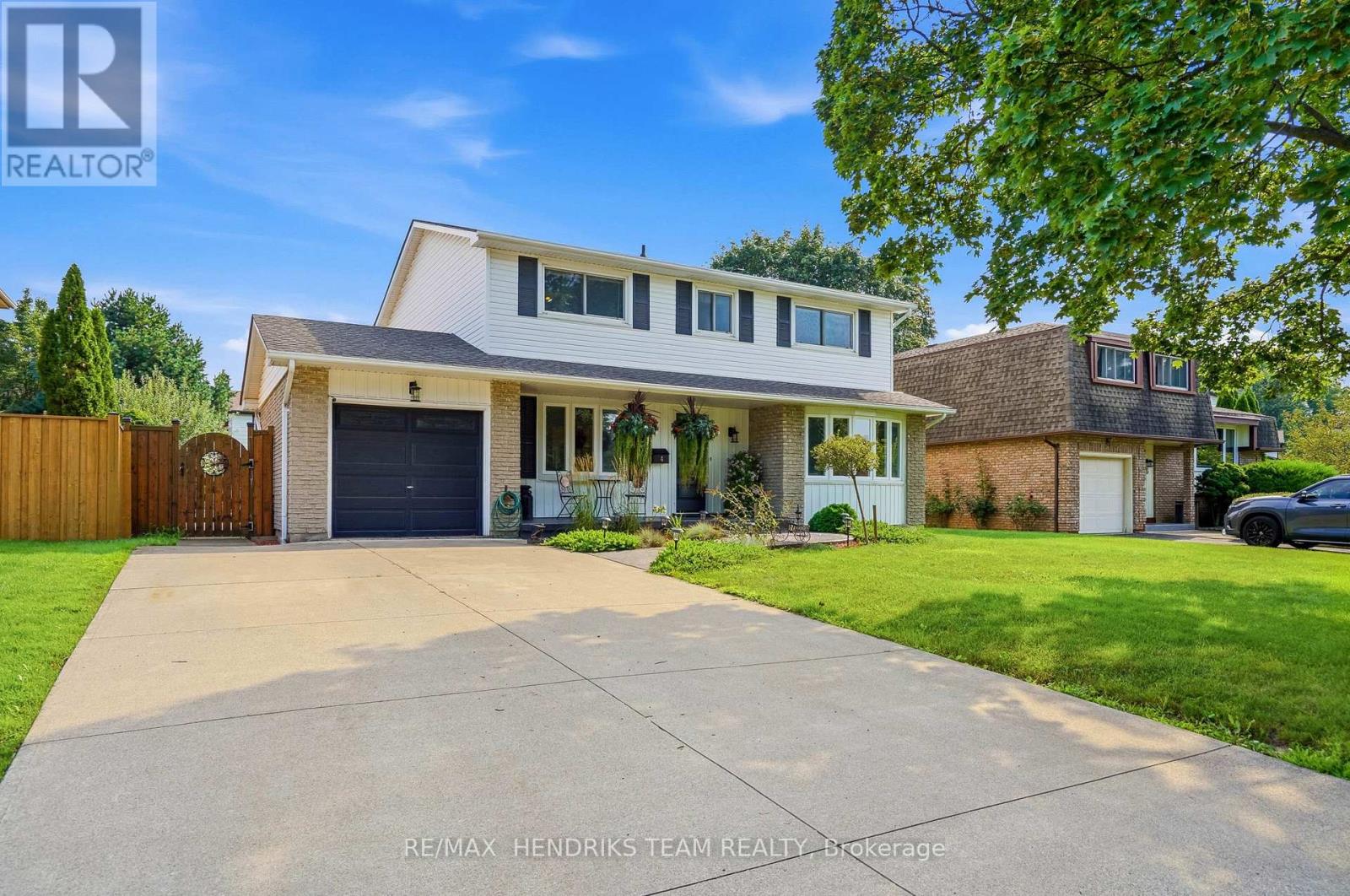 4 ROYAL ORCHARD CRESCENT