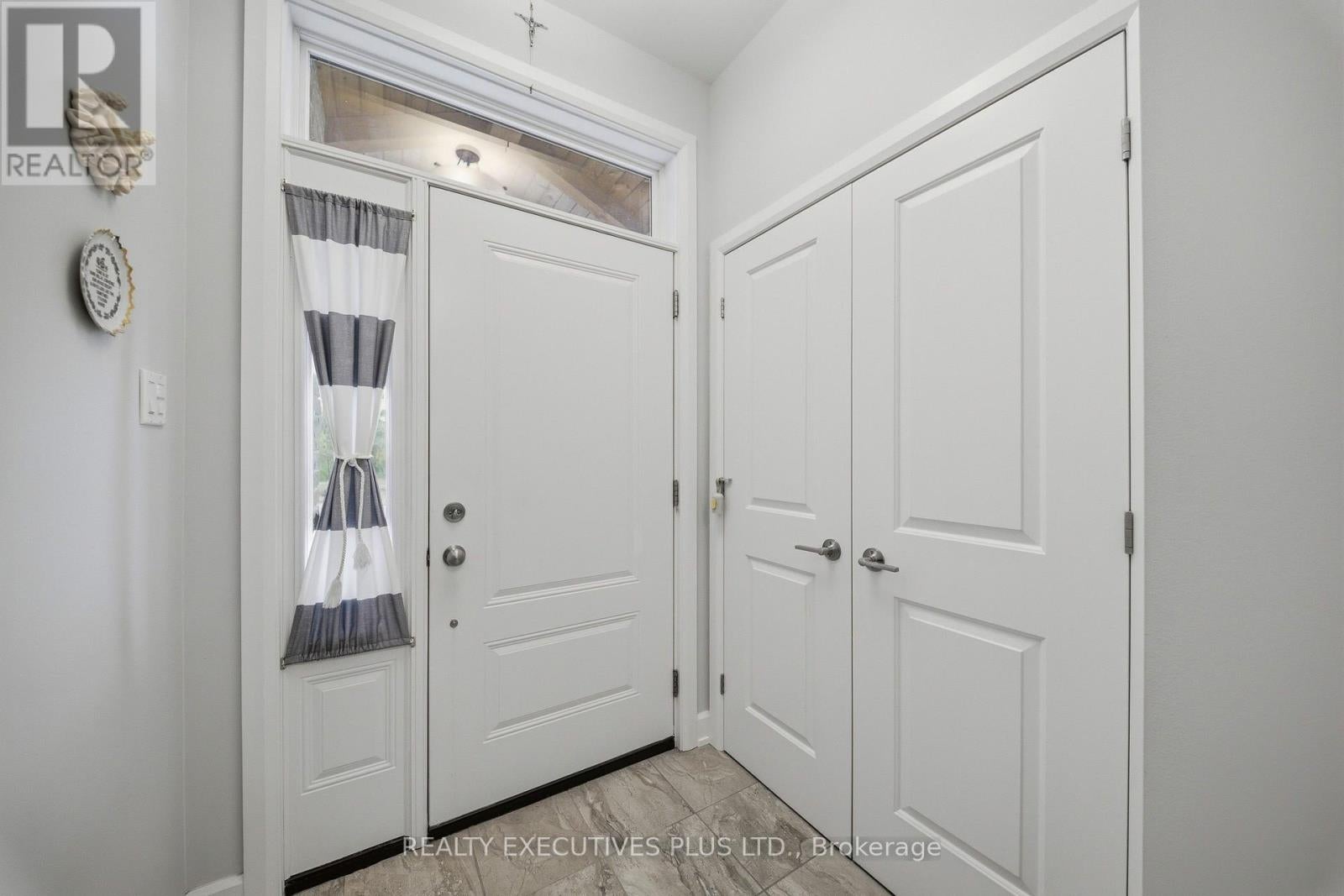 405 VOYAGEUR PLACE W