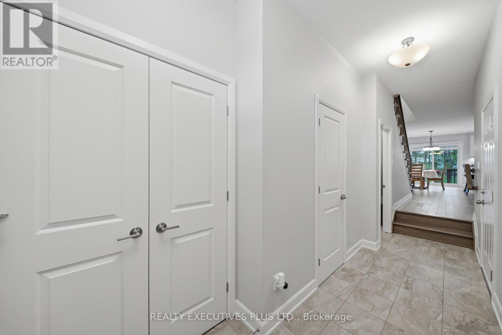 405 VOYAGEUR PLACE W