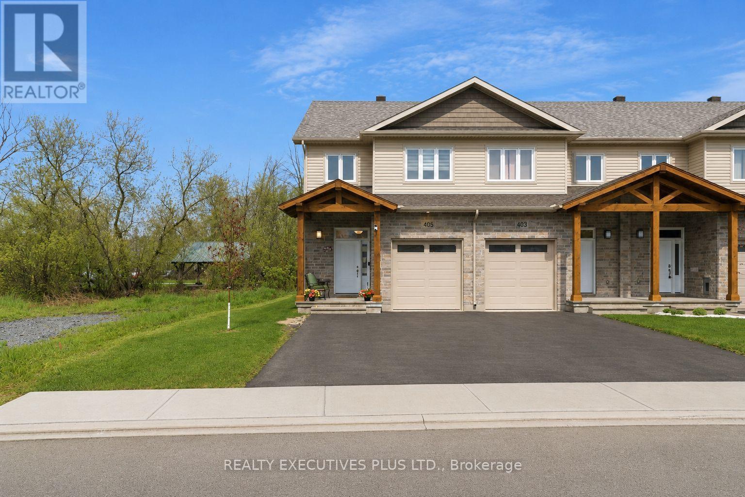 405 VOYAGEUR PLACE W