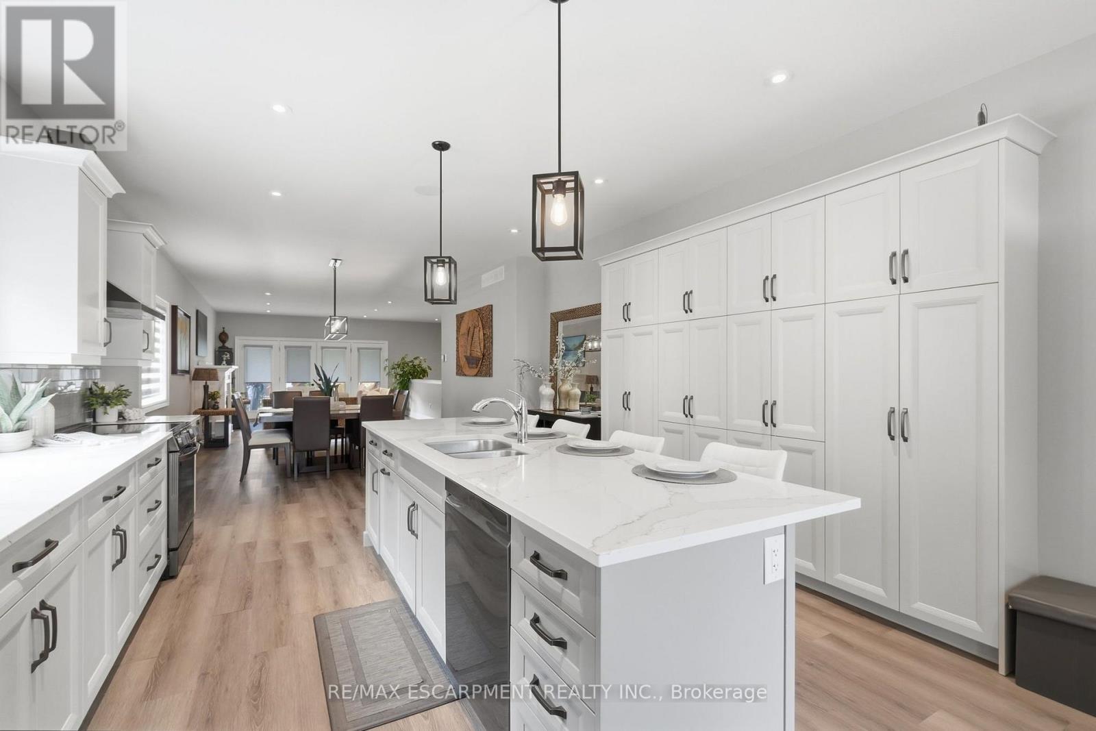 25 SUNRISE COURT