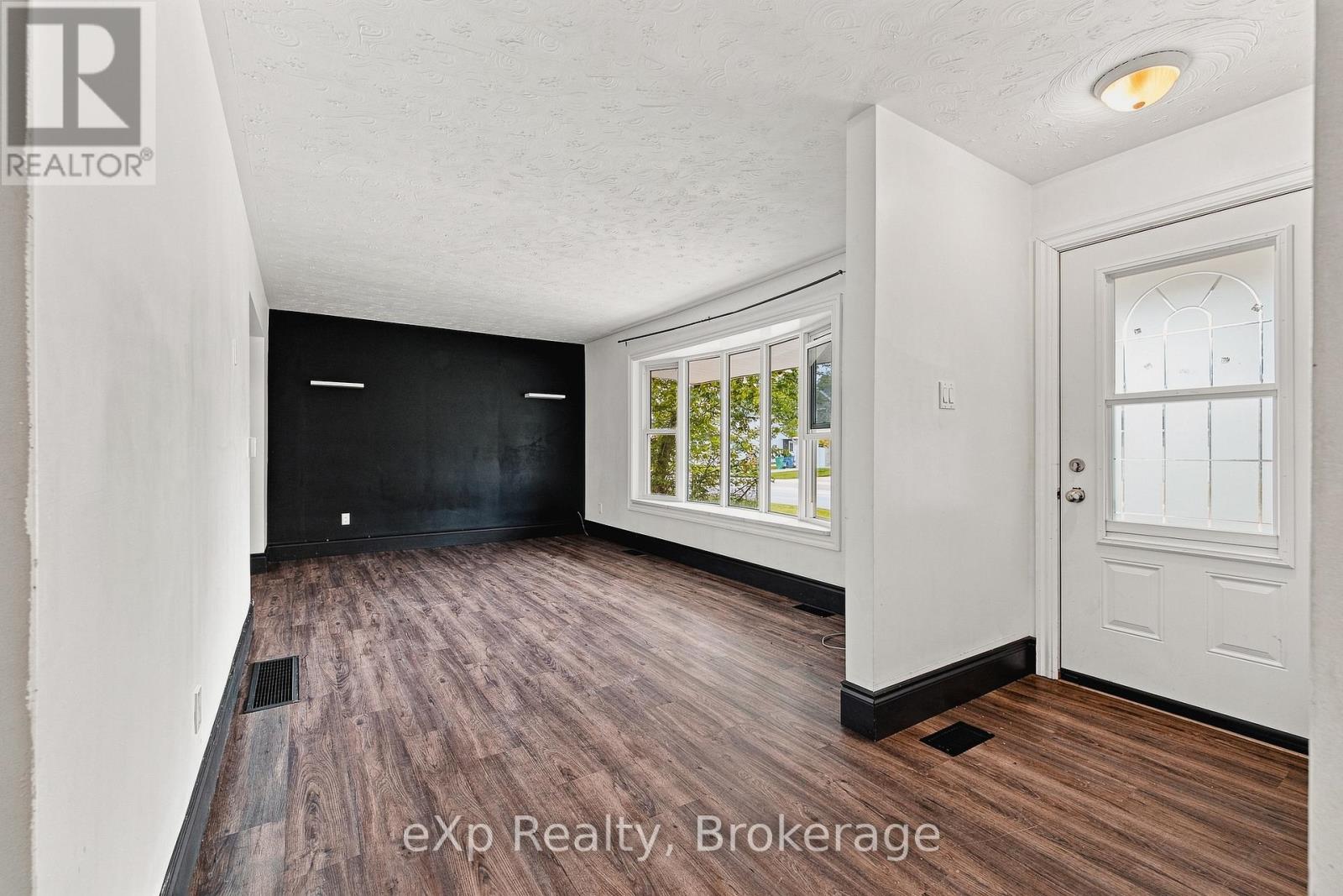 236 BRUCE STREET S