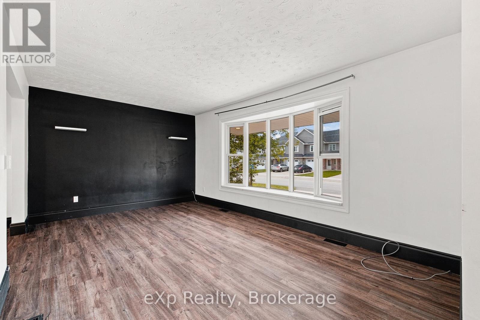 236 BRUCE STREET S