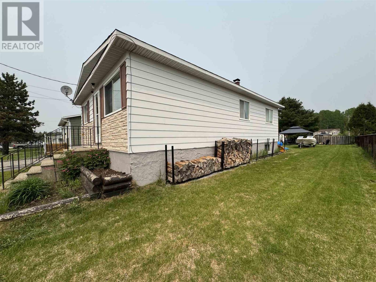 38 Richard ST - Photo 3