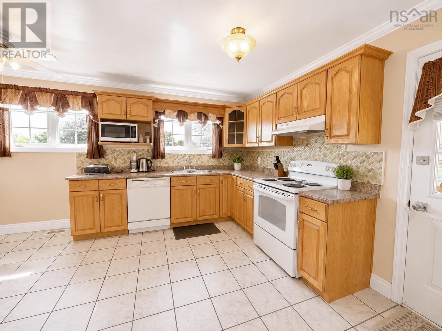 136 Flying Cloud Drive - Photo 2