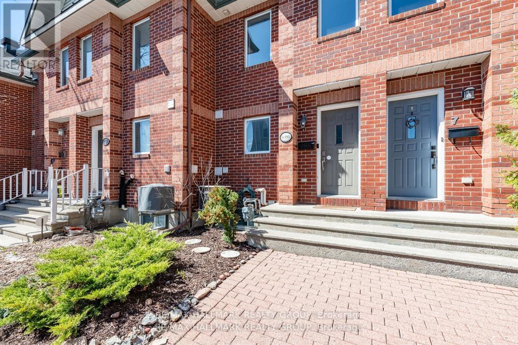 #5 - 395 BELL STREET S