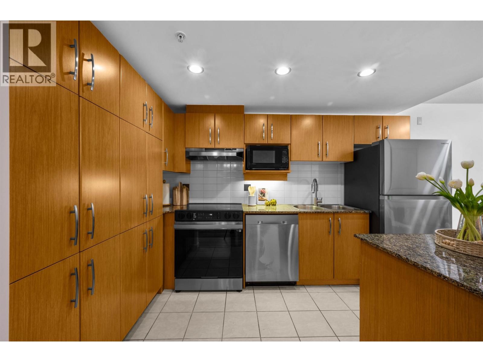 303 9288 UNIVERSITY CRESCENT