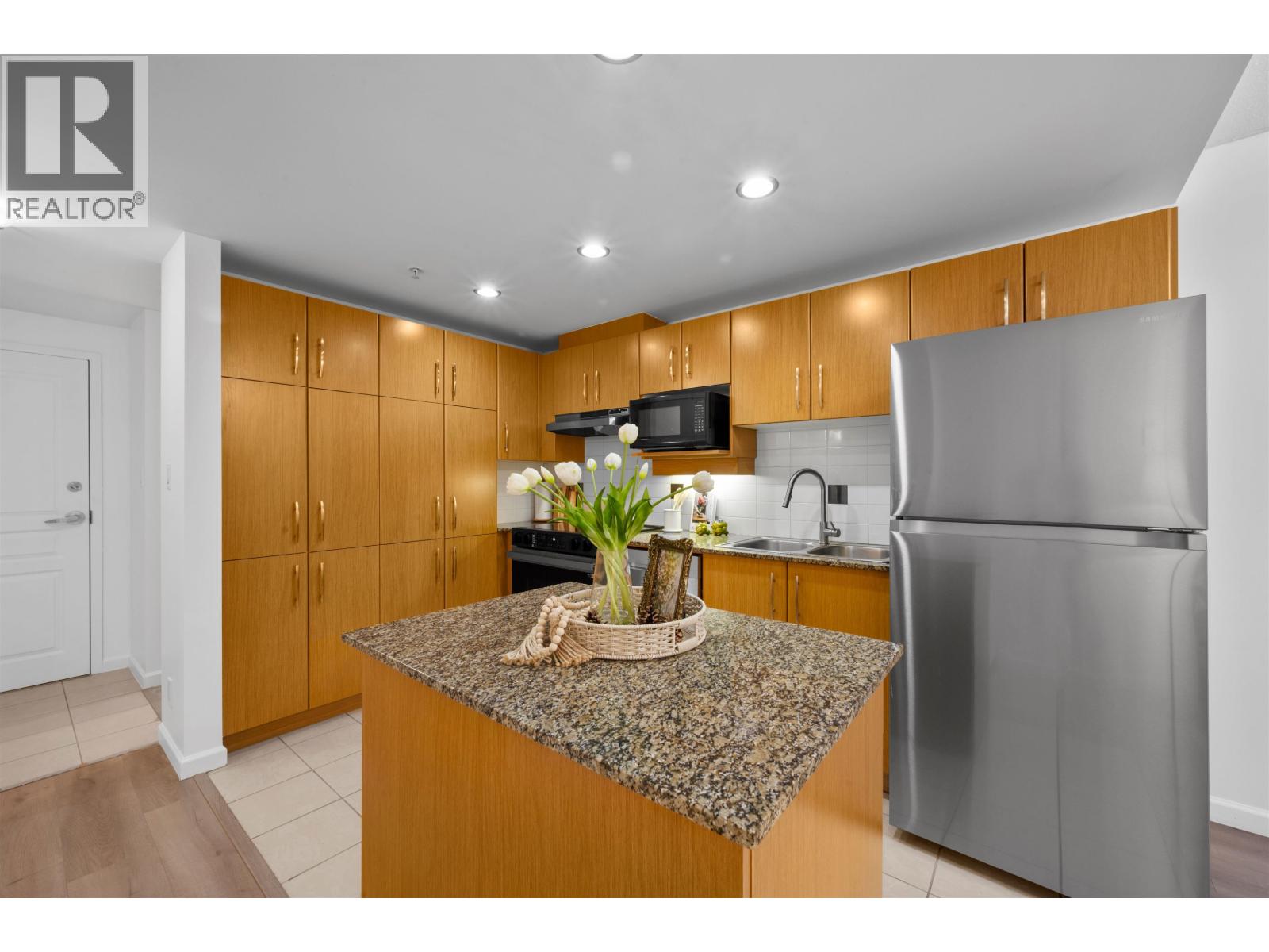303 9288 UNIVERSITY CRESCENT