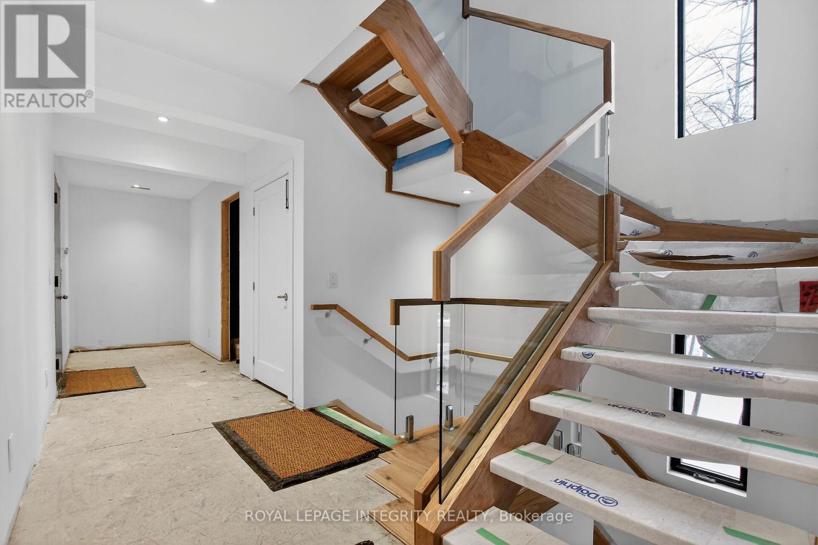 112 QUEEN ELIZABETH DRIVE