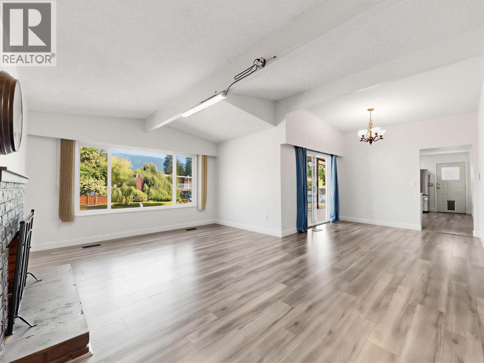 1152 GLADE COURT