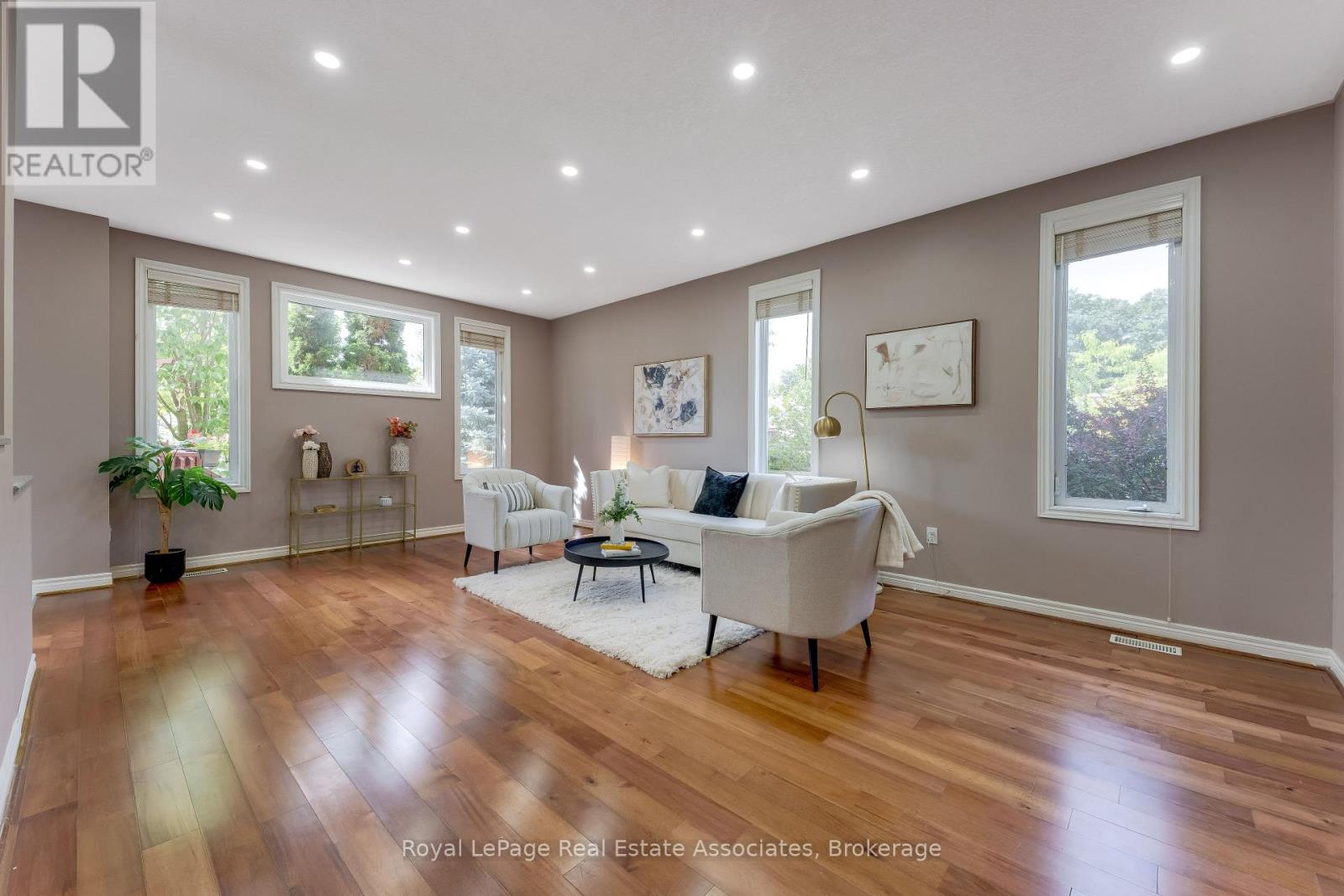 406 SANDY COVE CRESCENT