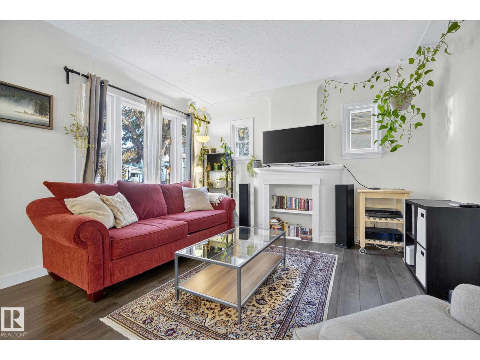 10915 67 AV NW