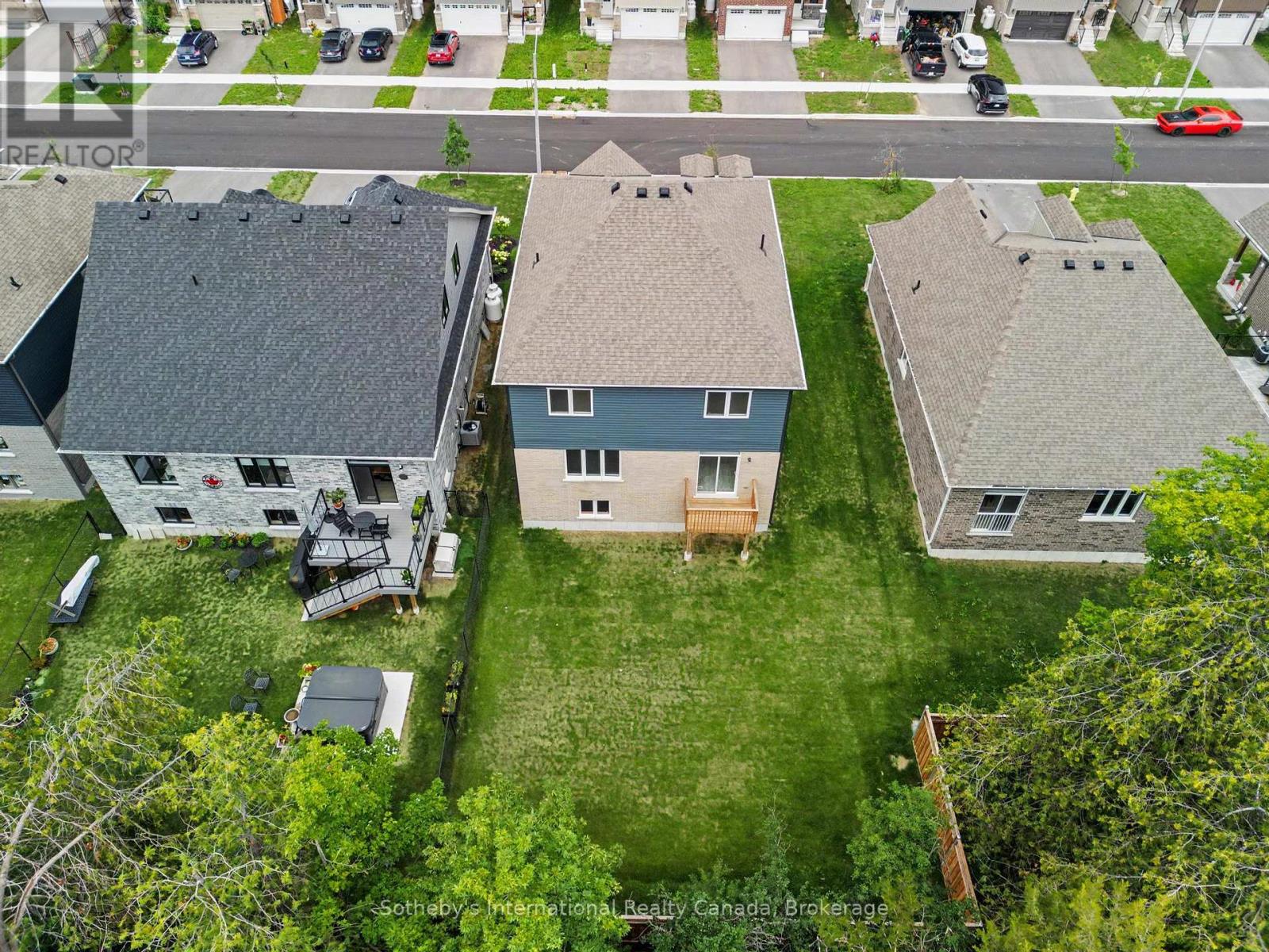 9 HILLCROFT WAY