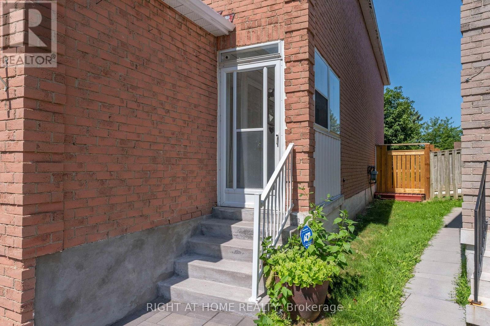 87 WILLIAM HONEY CRESCENT