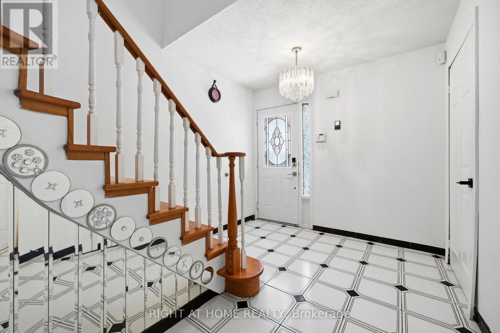 87 WILLIAM HONEY CRESCENT