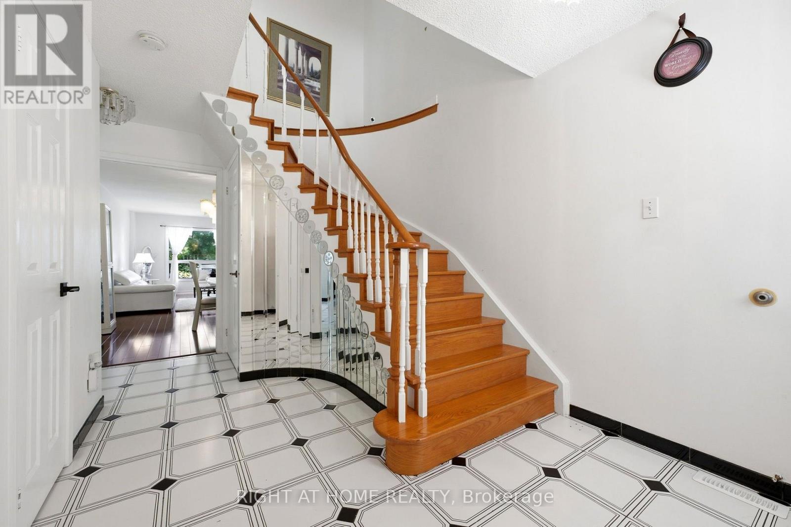 87 WILLIAM HONEY CRESCENT