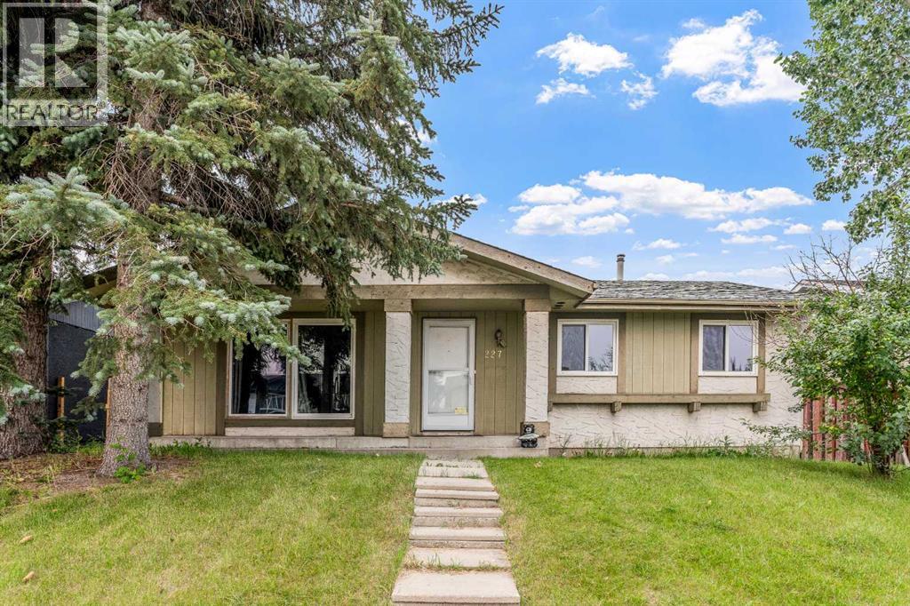 227 Manora Crescent NE