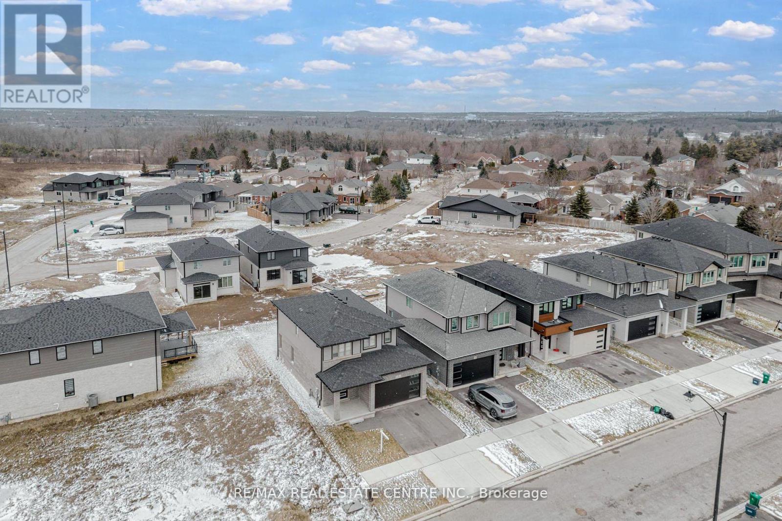 8 MOON CRESCENT
