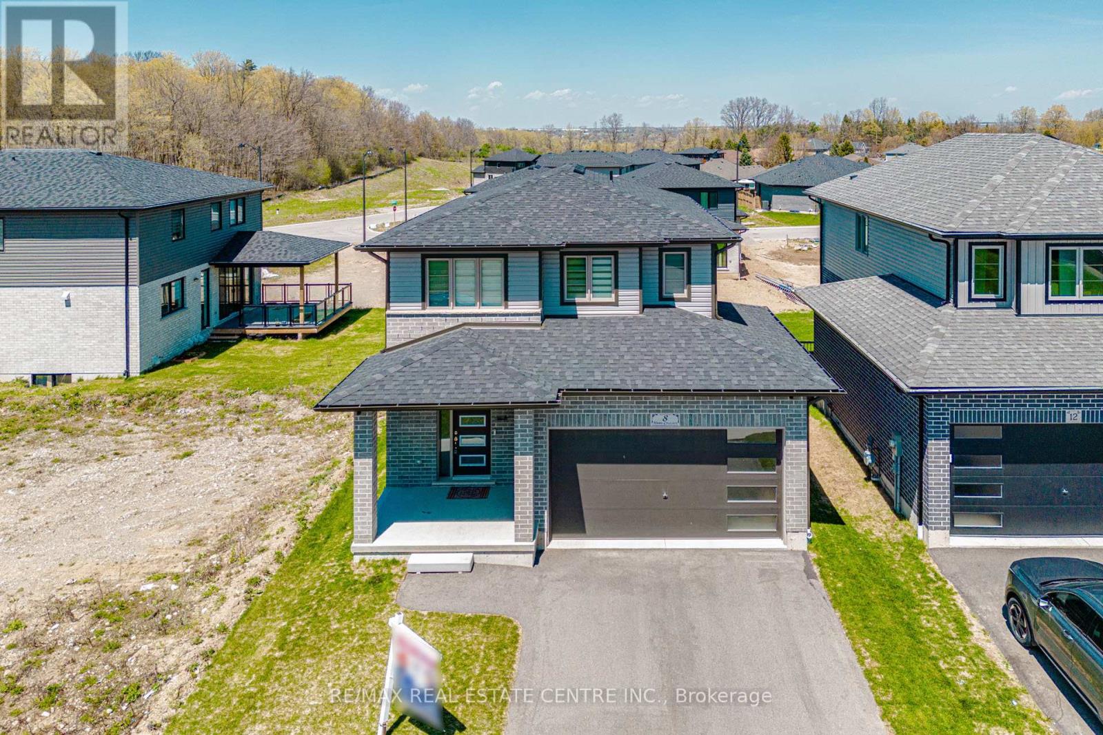 8 MOON CRESCENT