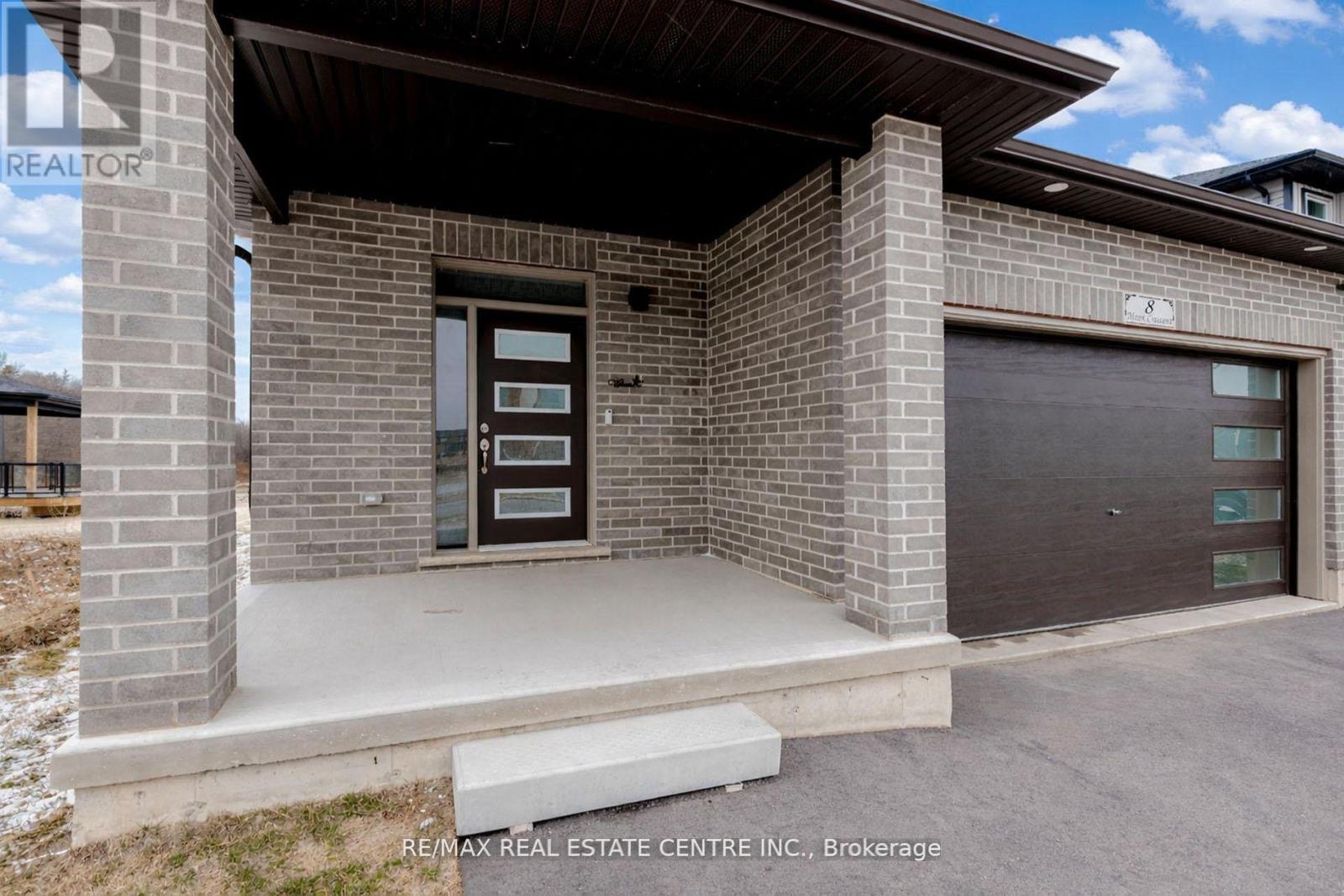 8 MOON CRESCENT