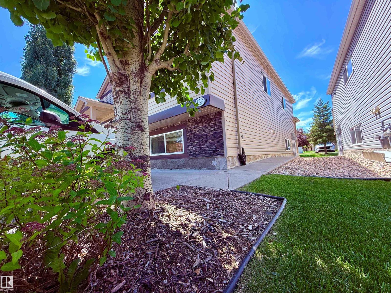 122 142 Selkirk PL