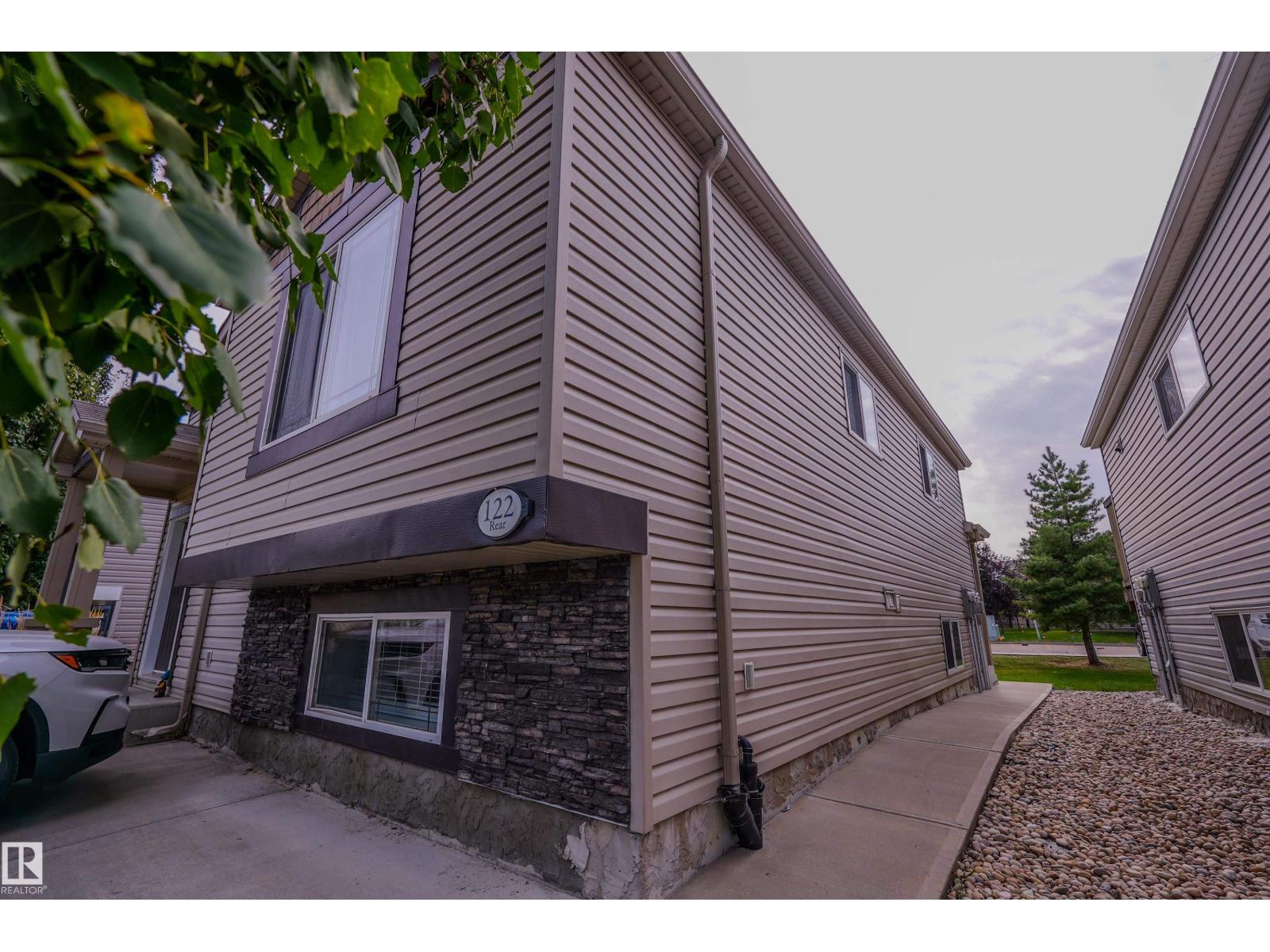 122 142 Selkirk PL