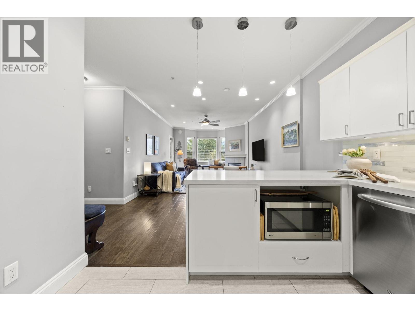 103 121 SHORELINE CIRCLE