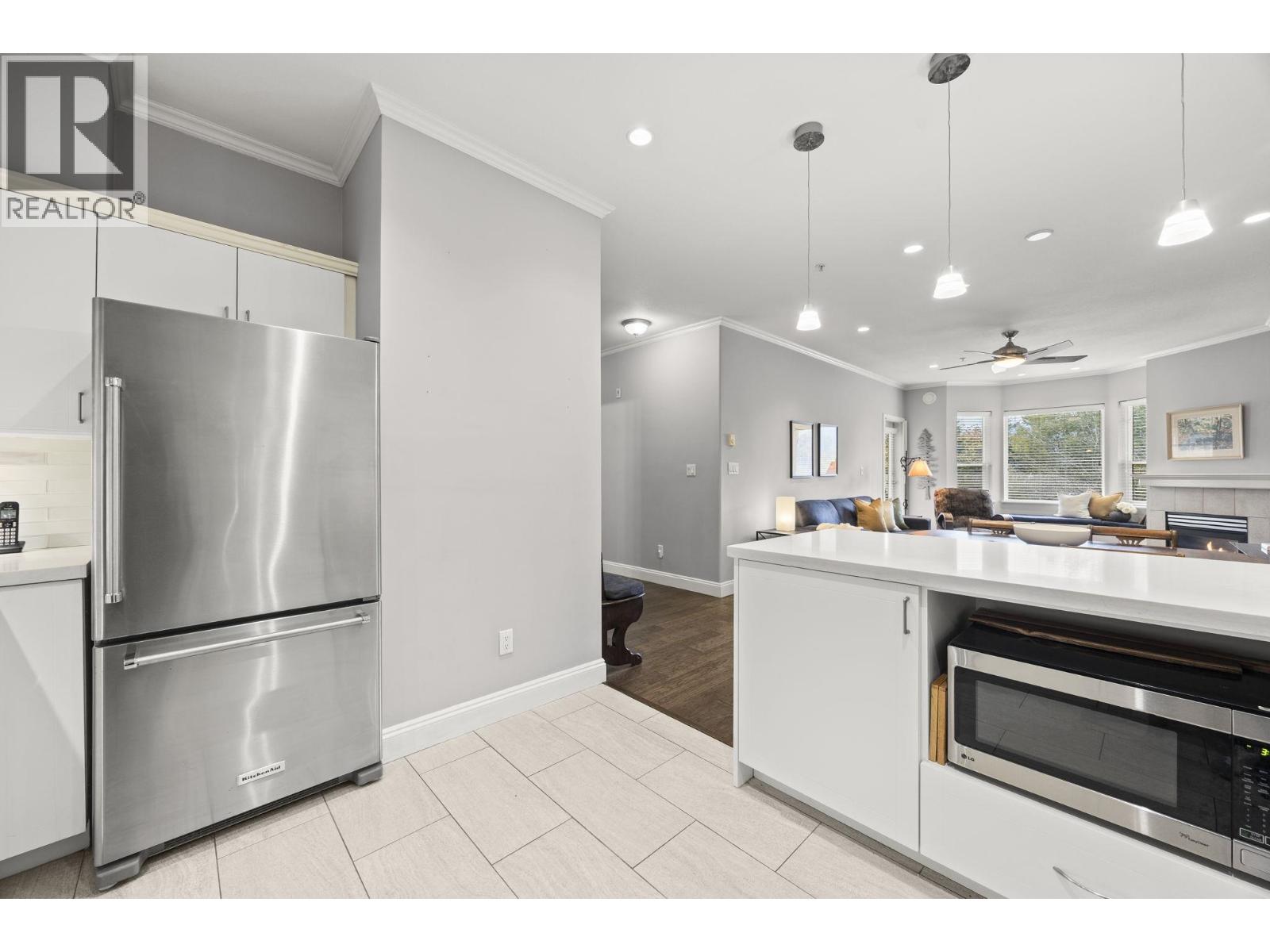 103 121 SHORELINE CIRCLE