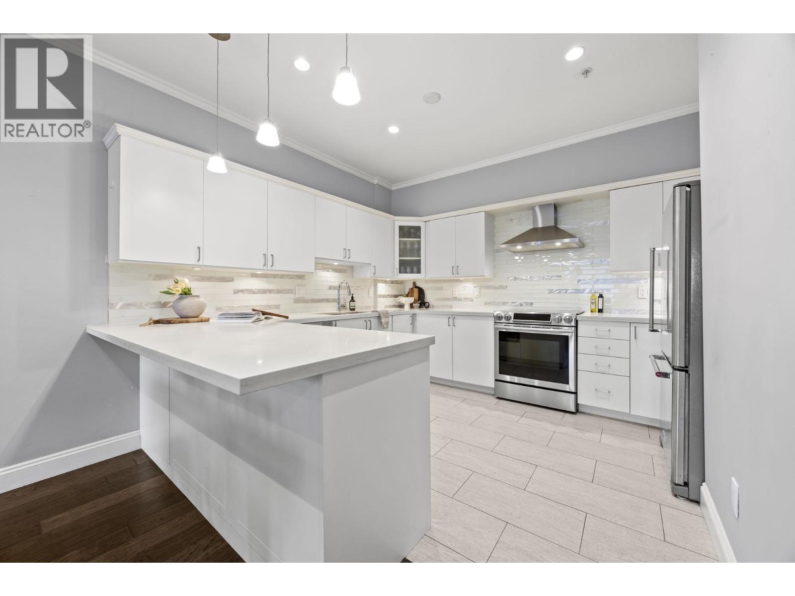 103 121 SHORELINE CIRCLE