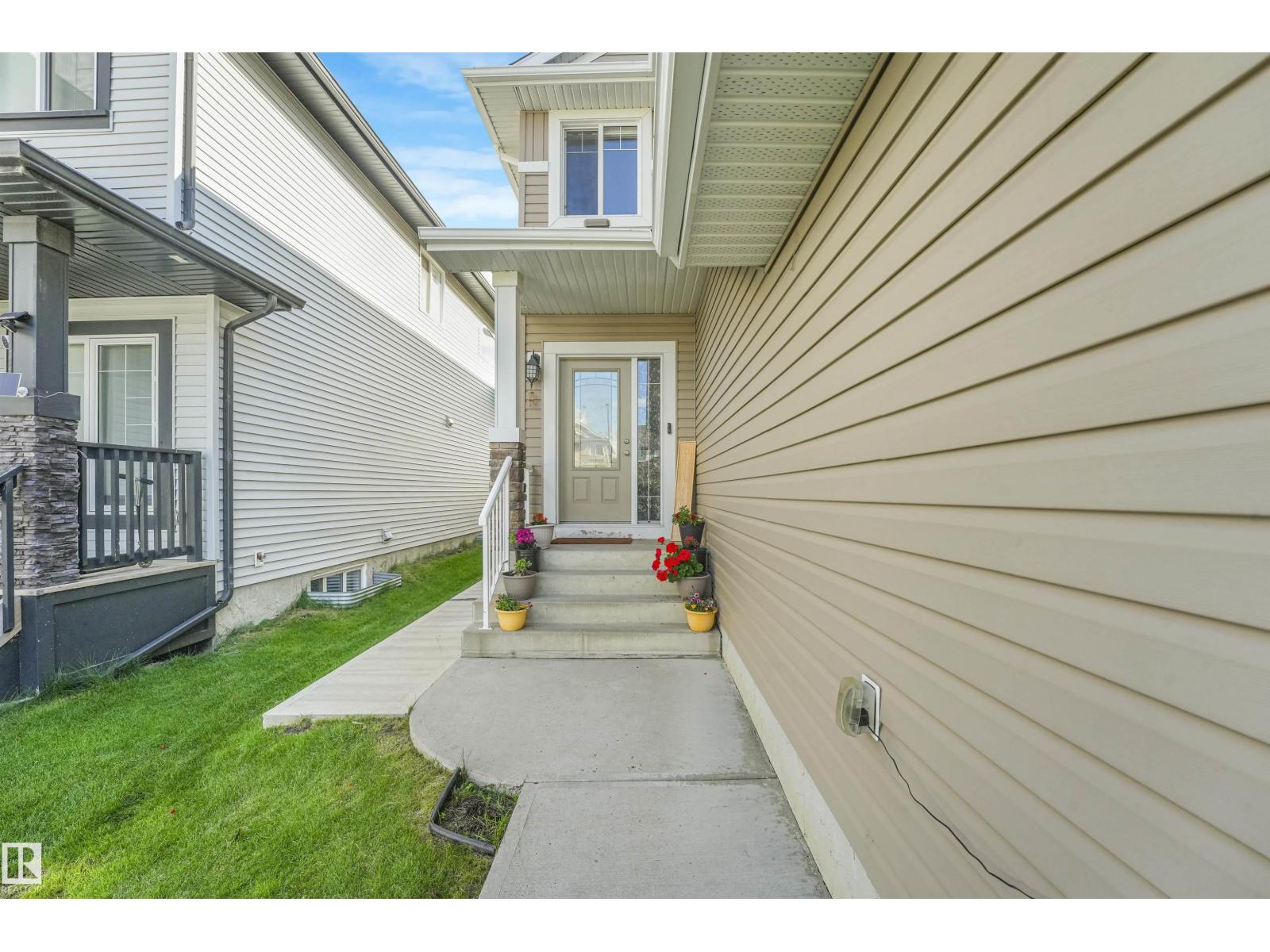 3359 13 AV NW