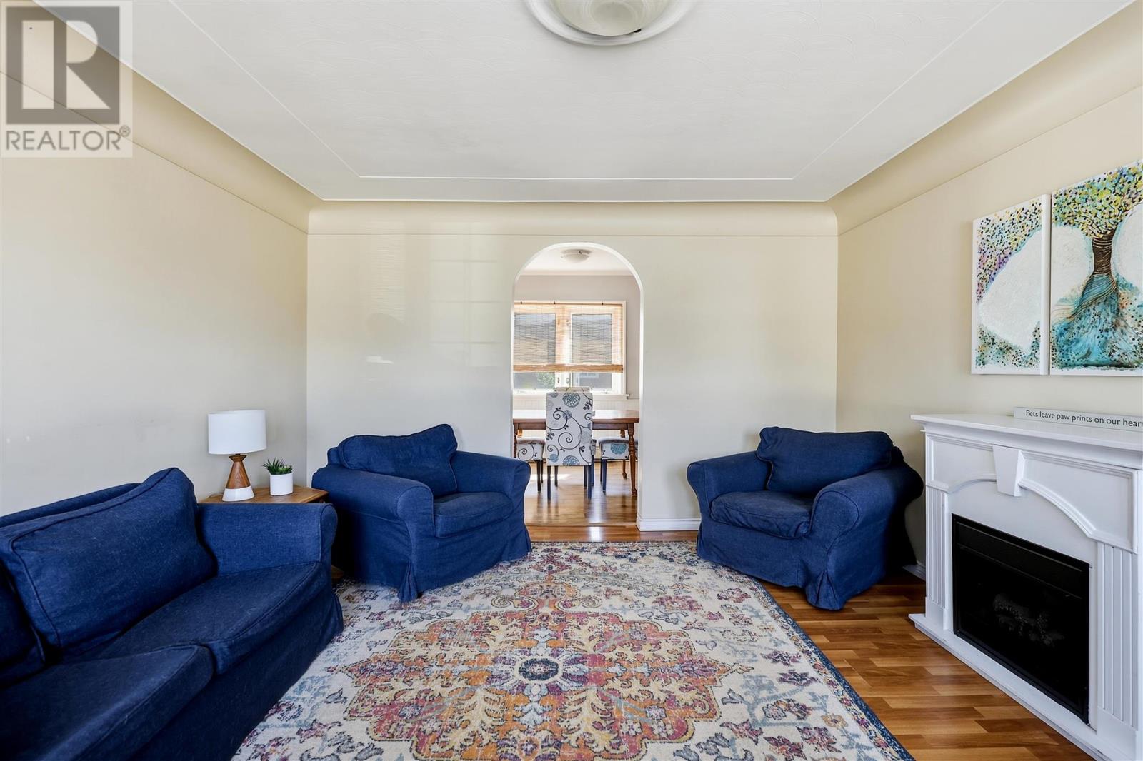 33 Raymond ST - Photo 2