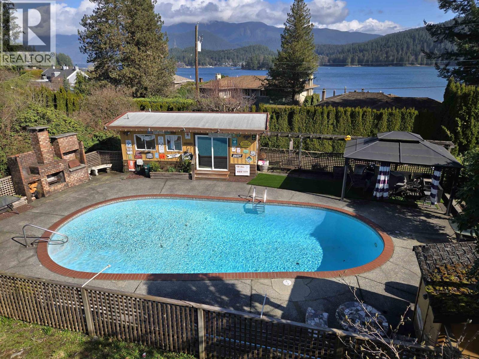 534 BEACHVIEW DRIVE