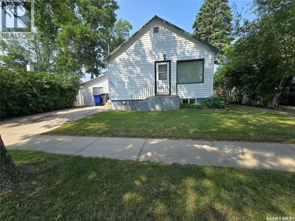 223 9TH STREET, WEYBURN, SK S4H 1E9 - Image 637451104.jpeg?d=l