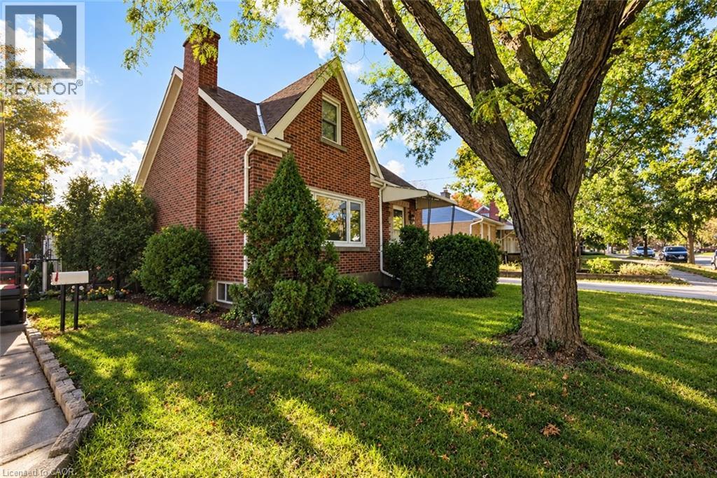 11 CRESTWOOD Avenue