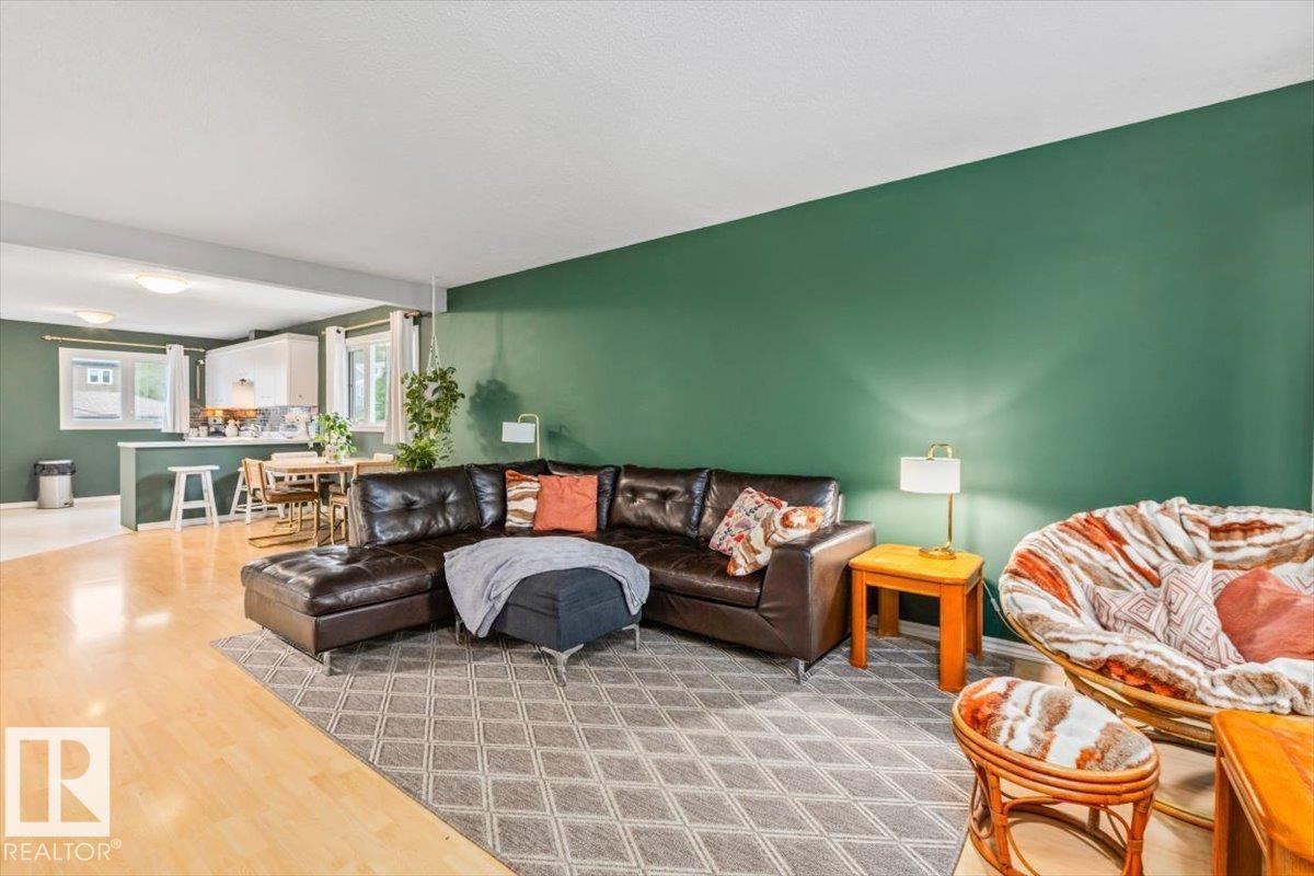 9324 70 AV NW