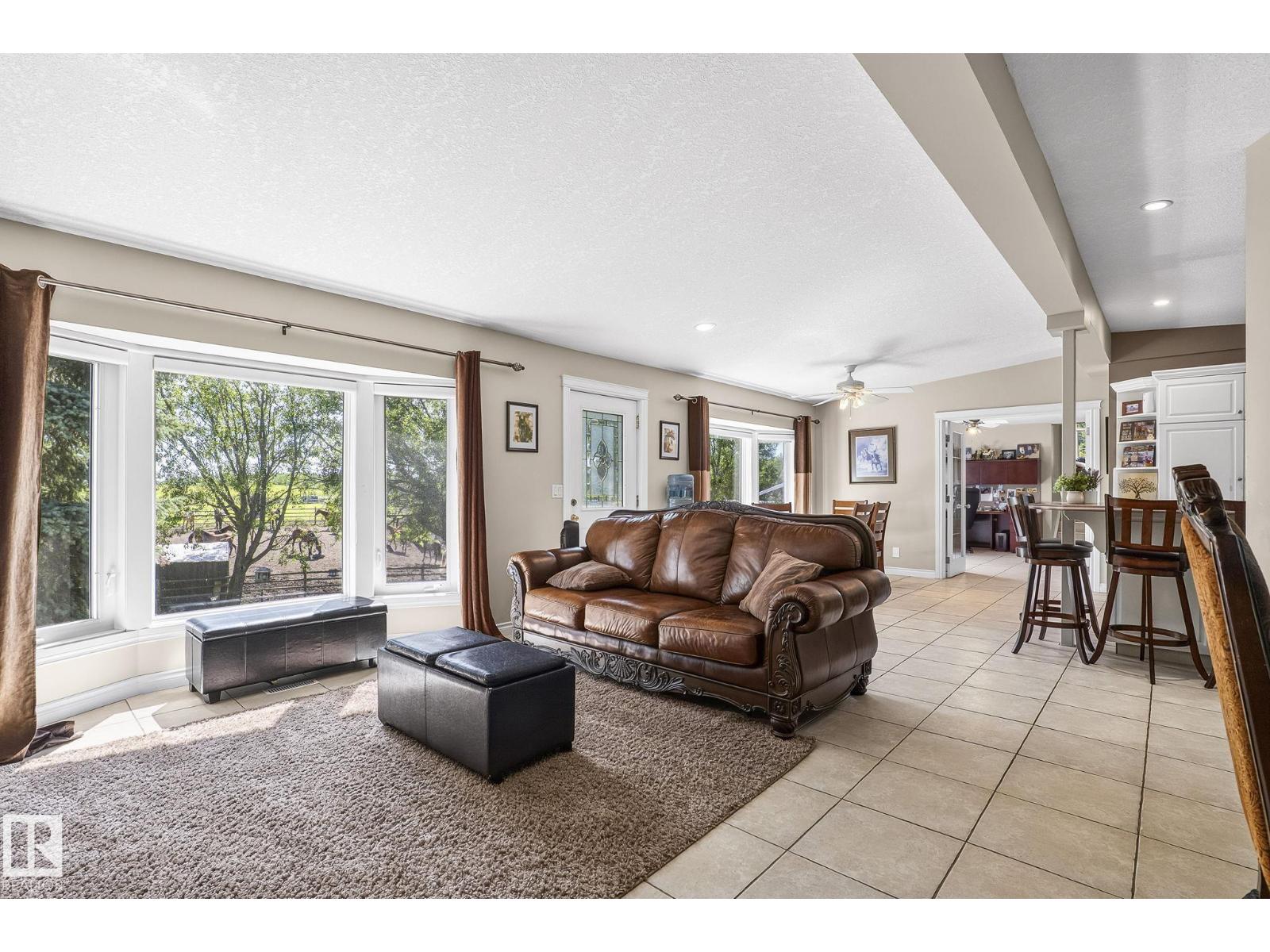 860 41 AV SW