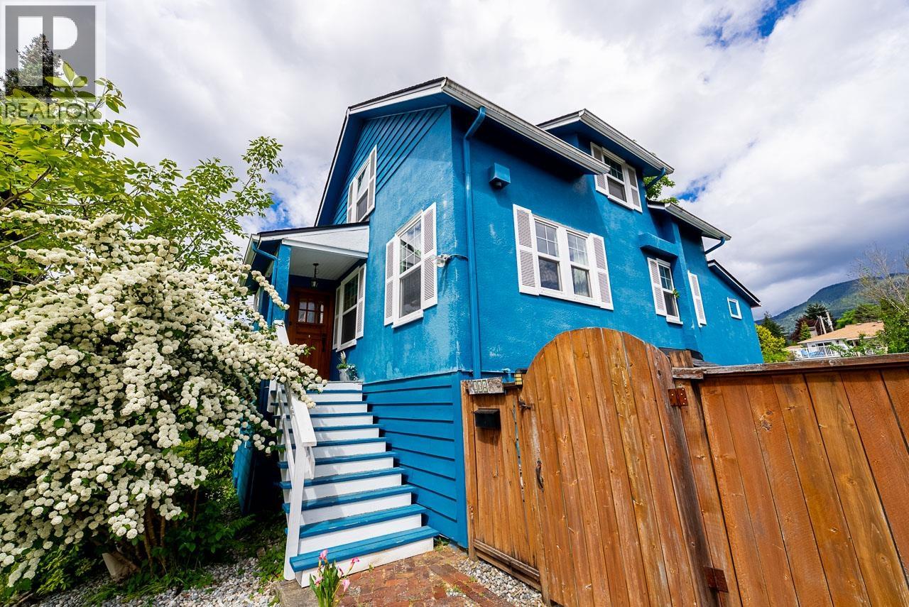 264 W QUEENS ROAD