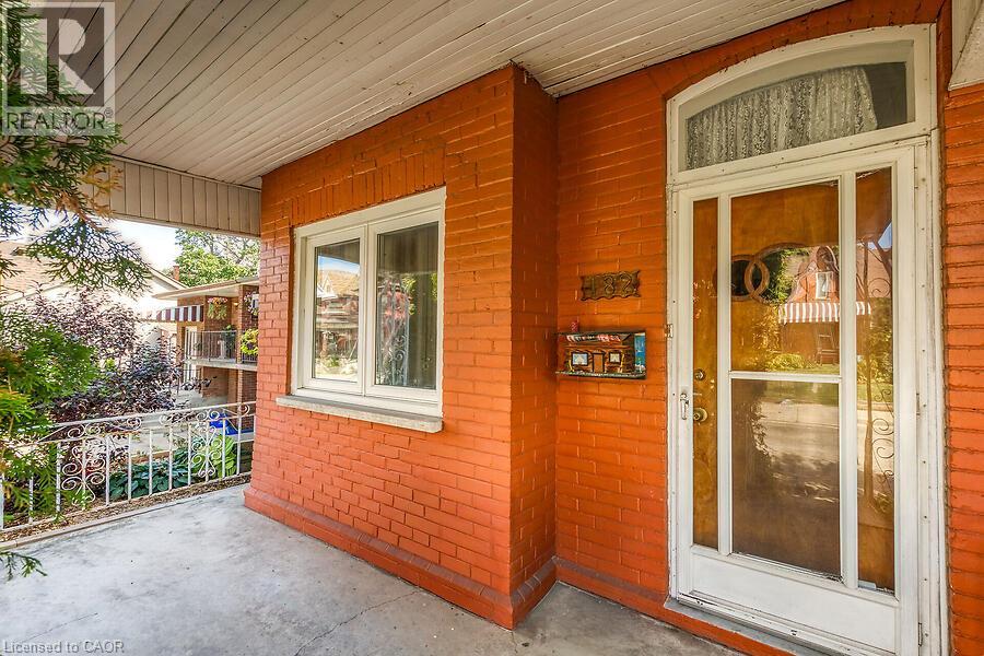 182 EMERALD Street N