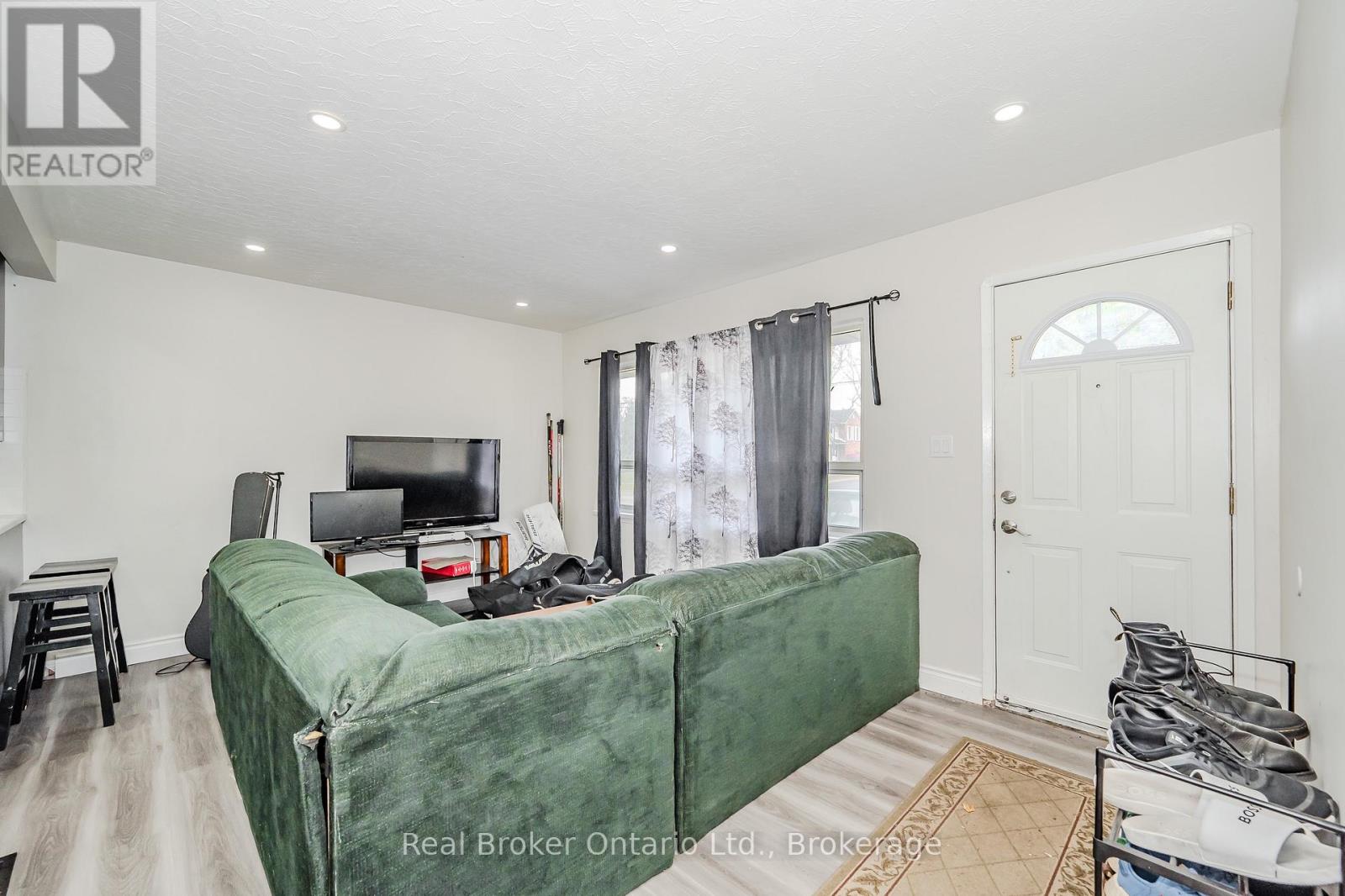 112 VICTORIA ROAD N