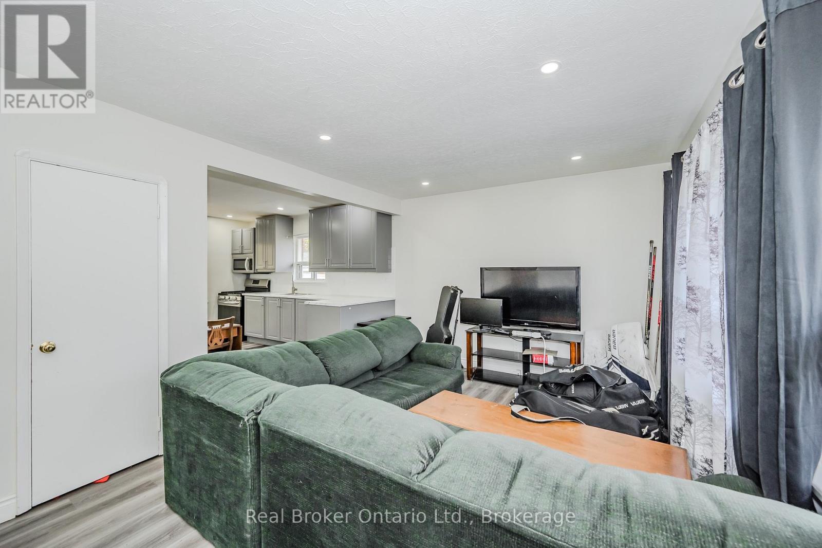 112 VICTORIA ROAD N