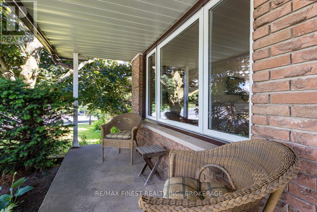 1043 LINCOLN DRIVE