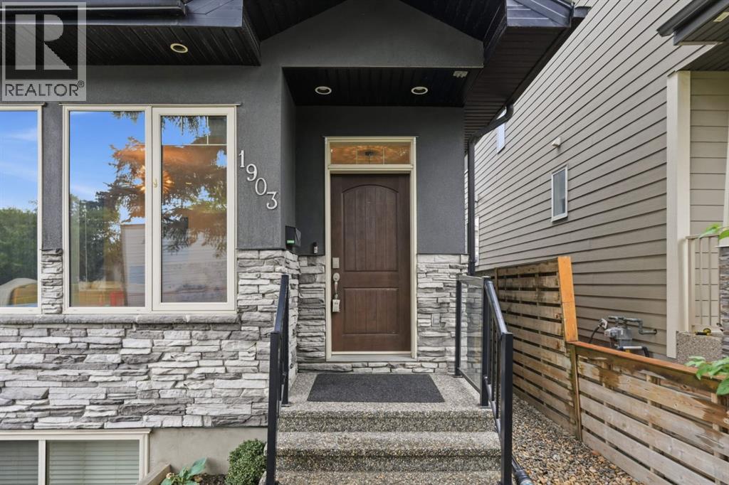 1903 26 Avenue SW