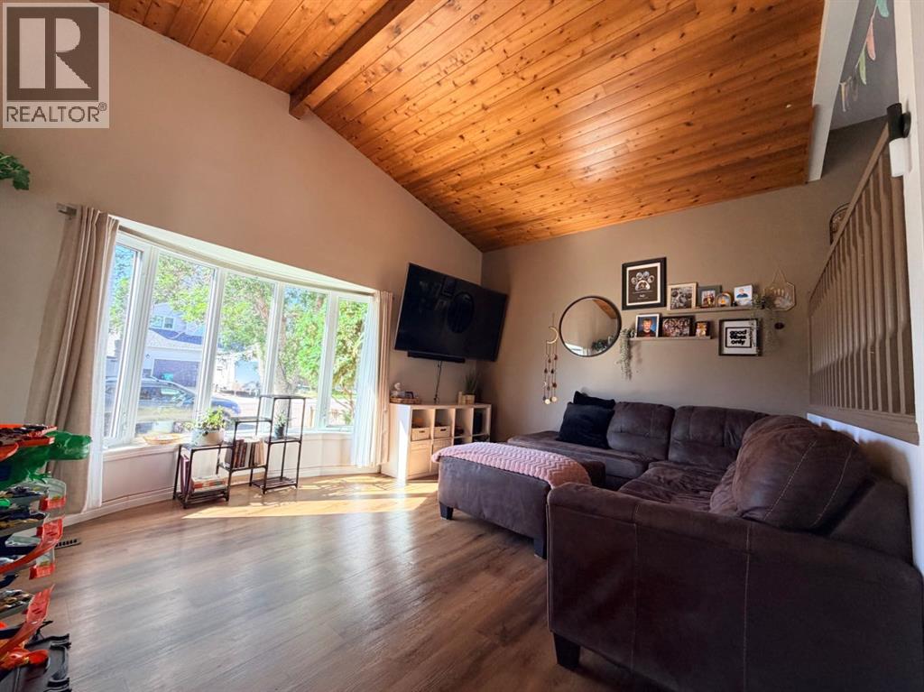 11 Lakhota Crescent W