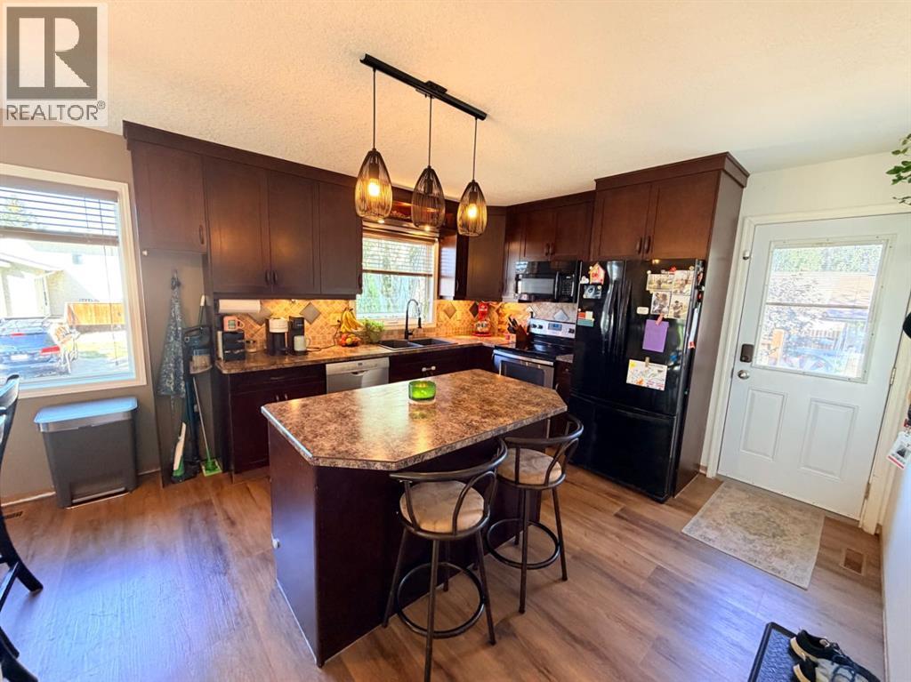 11 Lakhota Crescent W