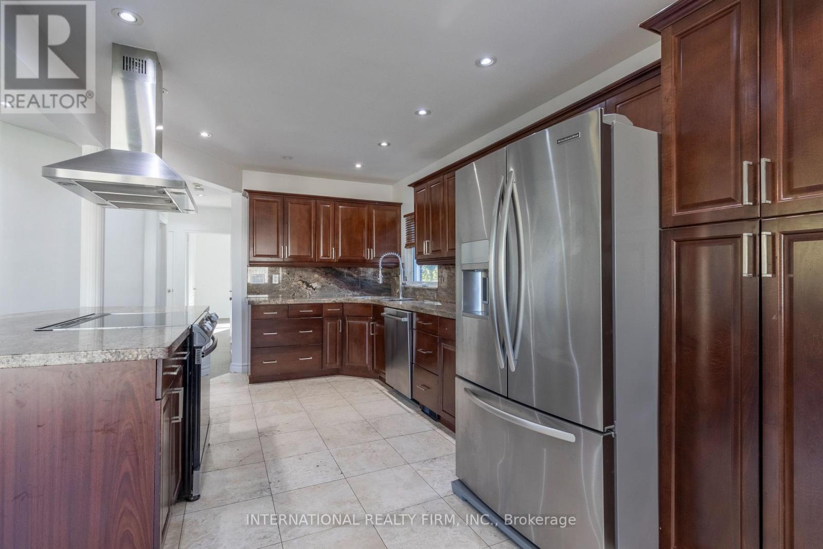 582 SOUTH SERVICE ROAD