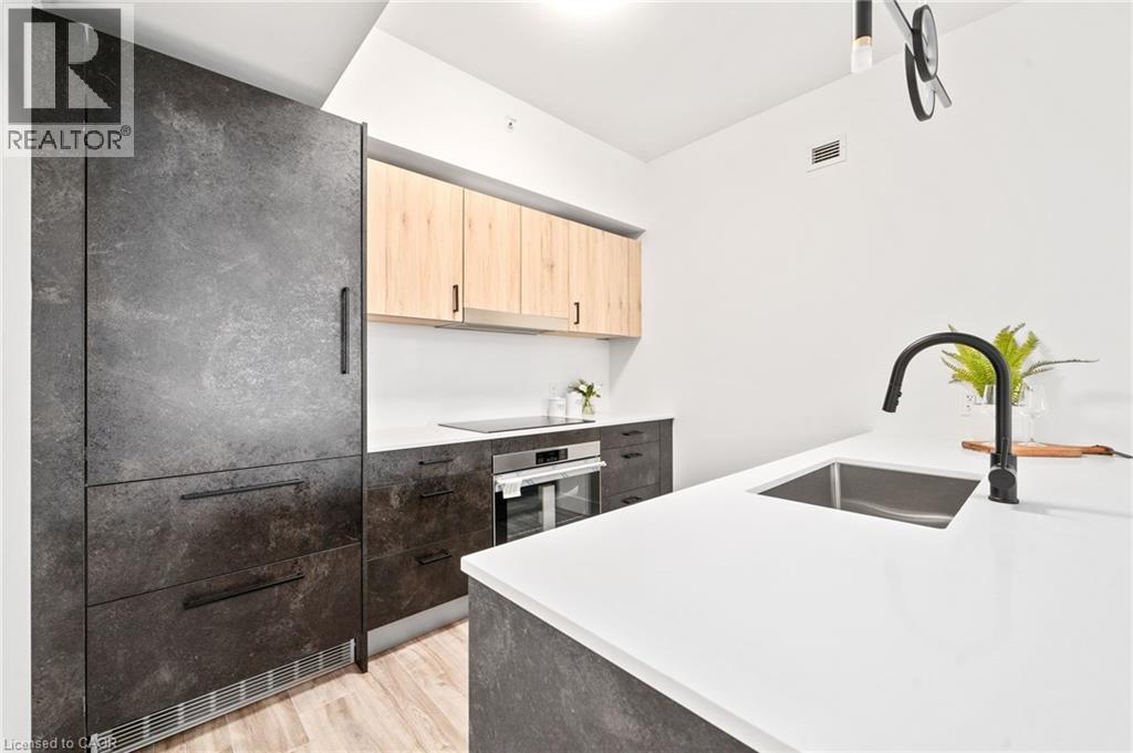 2 DUNDAS Street W Unit# 303