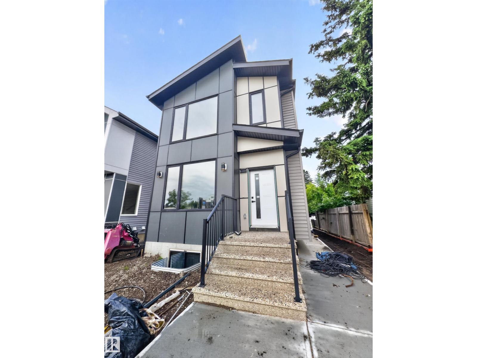 8711 149 ST NW