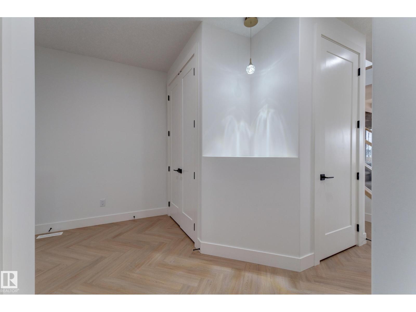4727 17 AV SW