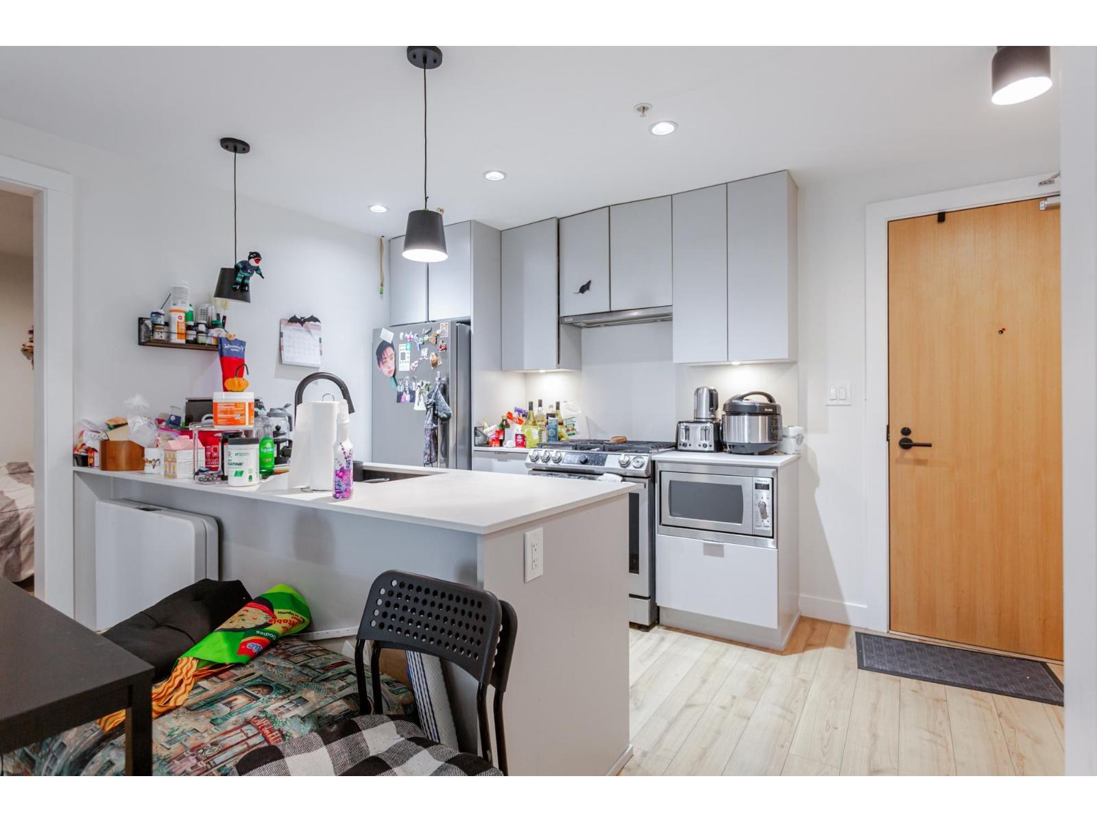 216-217 2493 MONTROSE AVENUE