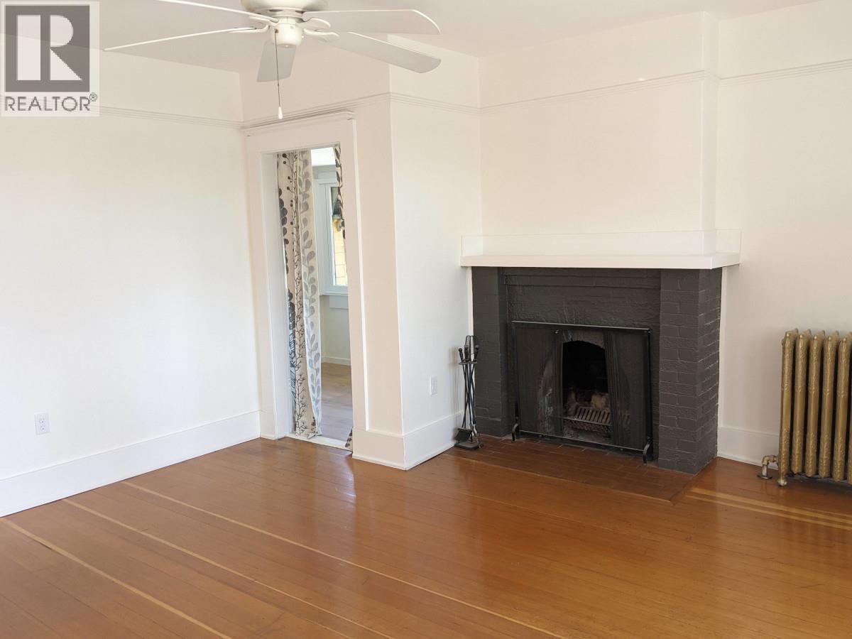 Upper 1 1631 DUNBAR STREET